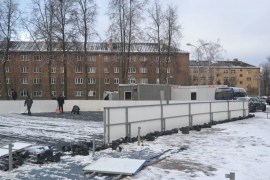 Фотофакт: на площади Виенибас начали устанавливать каток