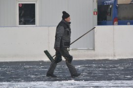 Фотофакт: на площади Виенибас начали устанавливать каток