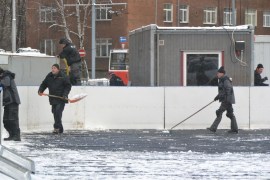 Фотофакт: на площади Виенибас начали устанавливать каток
