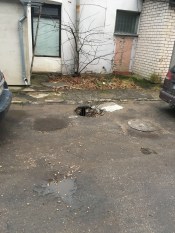 Жителей возмущает состояние двора в центре города