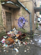 Жителей возмущает состояние двора в центре города