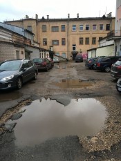 Жителей возмущает состояние двора в центре города