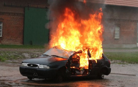 В новогоднюю ночь во Франции были сожжены более тысячи автомобилей