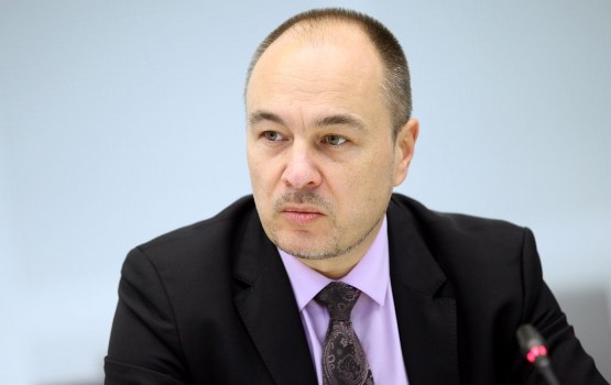 Парадниекс предлагает запретить расчет наличными за сигареты и алкоголь