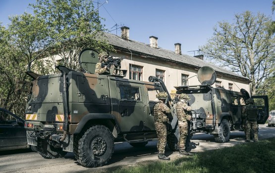 Учимся защищать Латвию! НВС предупреждает о военной технике на дорогах