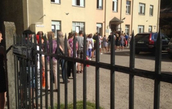 ФОТО: Утром у биржи труда в Риге выстроилась большая очередь