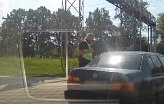 Пьяные родители укутали малышей в теплые одеяла в +30 и оставили одних