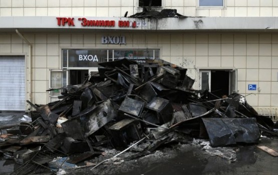 В Кемерово снесли сгоревший ТЦ "Зимняя вишня"