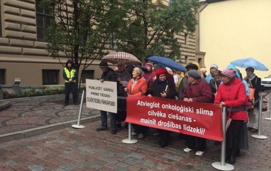 100 человек у Сейма потребовали освободить обвиненного в насилии священника