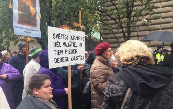 100 человек у Сейма потребовали освободить обвиненного в насилии священника