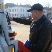 Машину для сбора отсортированного мусора выставили напоказ (ВИДЕО)
