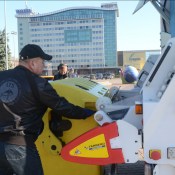 Машину для сбора отсортированного мусора выставили напоказ (ВИДЕО)