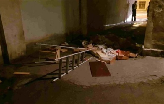 В Риге женщина в голом виде выбрасывала свои вещи из окна