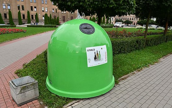 Почему контейнер для мусора не во дворе?
