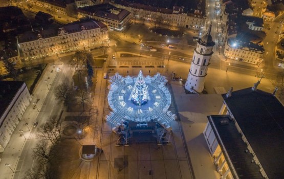 Почувствуй разницу: в Риге и Вильнюсе зажгли главные елки страны