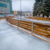 Фотофакт: на площади Виенибас установлен каток