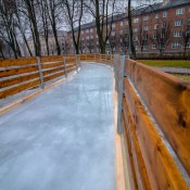 Фотофакт: на площади Виенибас установлен каток