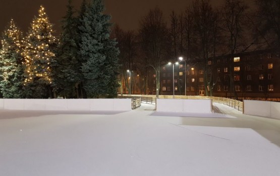 Фотофакт: на площади Виенибас установлен каток