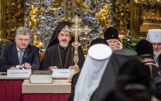 Порошенко поздравил с созданием новой церкви - "без Путина", но "с Богом"