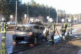 На улице Ятниеку загорелась машина (ВИДЕО)