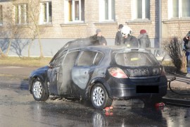 На улице Ятниеку загорелась машина (ВИДЕО)