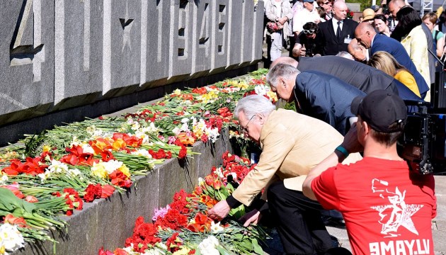 Несколько сотен человек возложили цветы к памятнику освободителям Риги в парке Победы