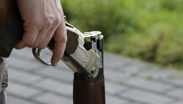 В Курземе охотник во время ссоры ранил жену и покончил жизнь самоубийством