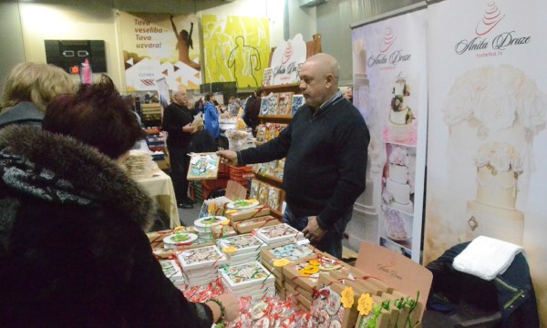 «Чего здесь только нет!»: рождественский базарчик в Олимпийском