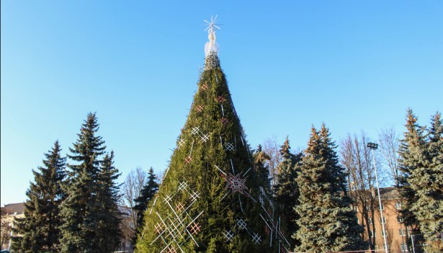 Сегодня загорятся огни на главной городской елке