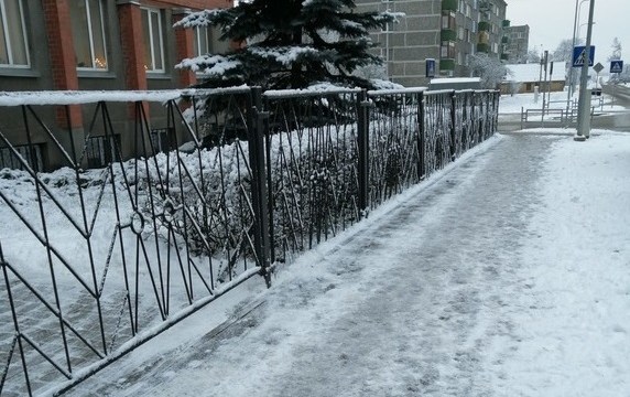 Жители жалуются на нечищенные дорожки