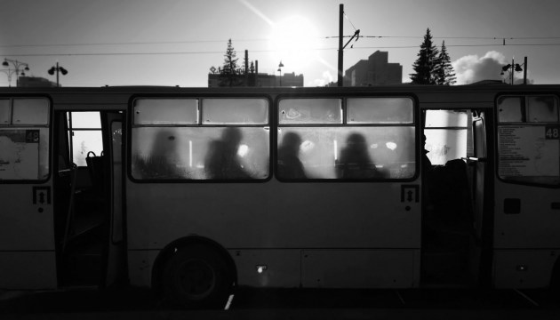 Почему автобусы медлят или едут на красный свет?
