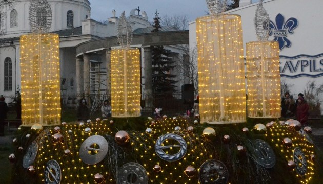 Вандалы повредили венок Адвента (ВИДЕО)