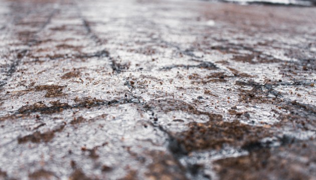 Из-за обледенения затруднено движение по дорогам Латгалии