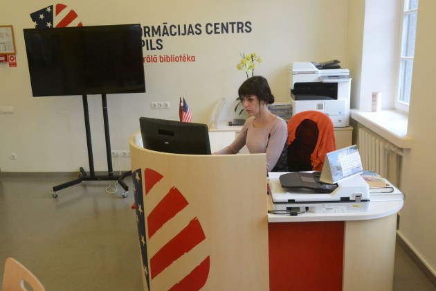 Читательский интерес: «Почему место зала периодики занял Информационный центр США?»