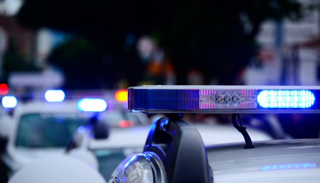 В результате взрыва в Резекне повреждено несколько автомашин