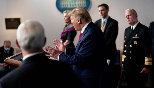 США приостановят выдачу грин-карт