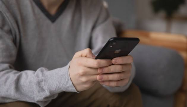 Подростки засняли избиение 13-летней девочки. Никто помочь не попытался