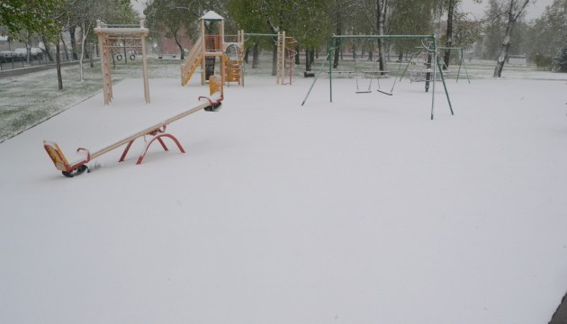 Майский снегопад продолжается