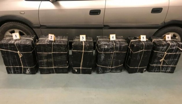 В Дагдском крае пытались перевезти 80 тысяч контрабандных сигарет 