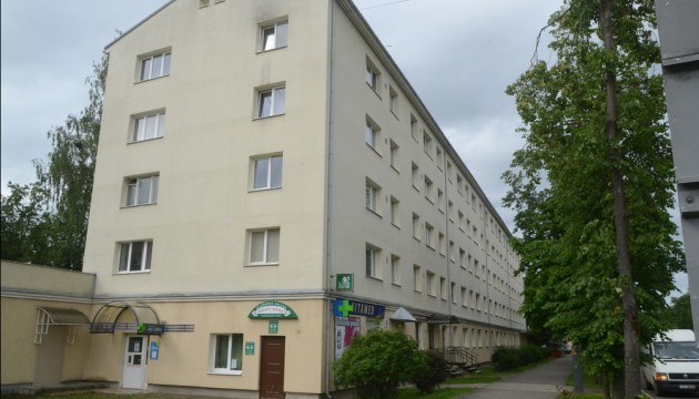 В центре города из окна выпал парень