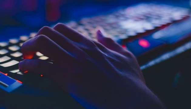 Сомнительные достижения: как связаны фейки на 300 платформах и Россия?