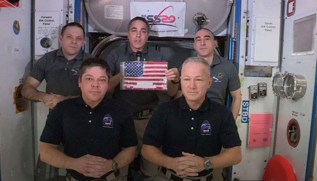 Crew Dragon � ������������� ������������ �� ����� ������������ �� ��� (�����)