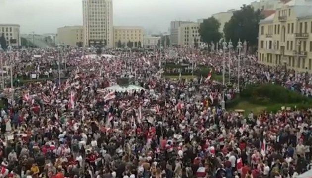 Противники Лукашенко провели шествие в центре Минска (ВИДЕО)
