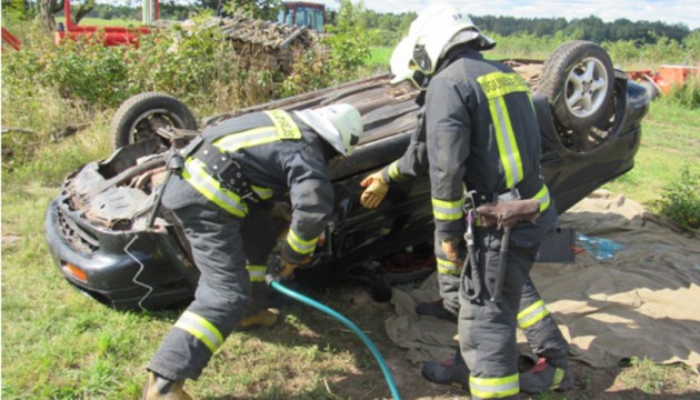 Спасатели вызволили из автомобиля женщину и призывают жителей к ответственности