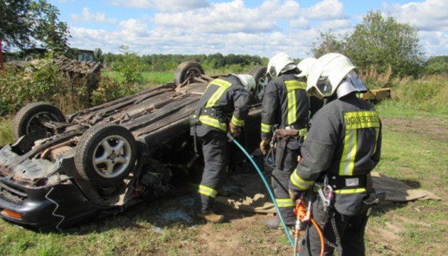 Спасатели вызволили из автомобиля женщину и призывают жителей к ответственности