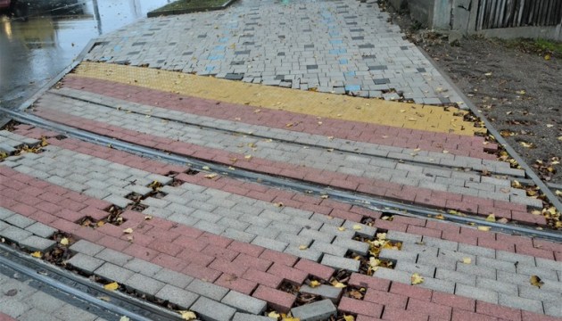 Плитку на тротуаре улицы Стацияс переложат