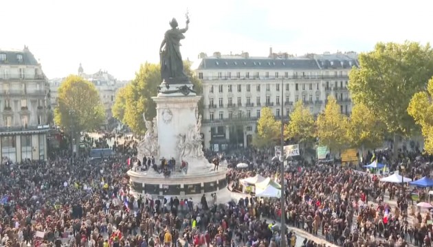 Во Франции проходят массовые протесты против мракобесия