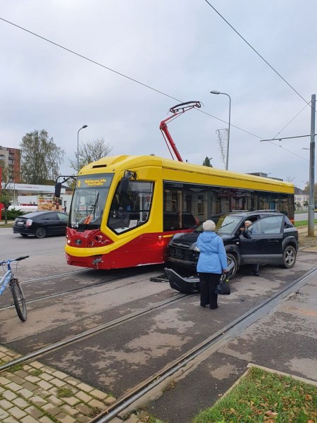 Фотофакт: авария на перекрестке ул. 18 Новембра и Добелес