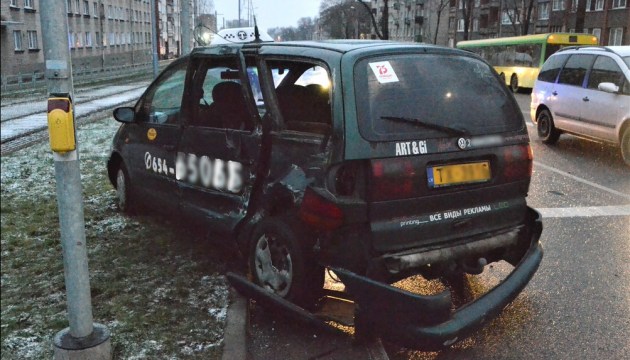 Такси врезалось в маршрутный автобус (ВИДЕО)