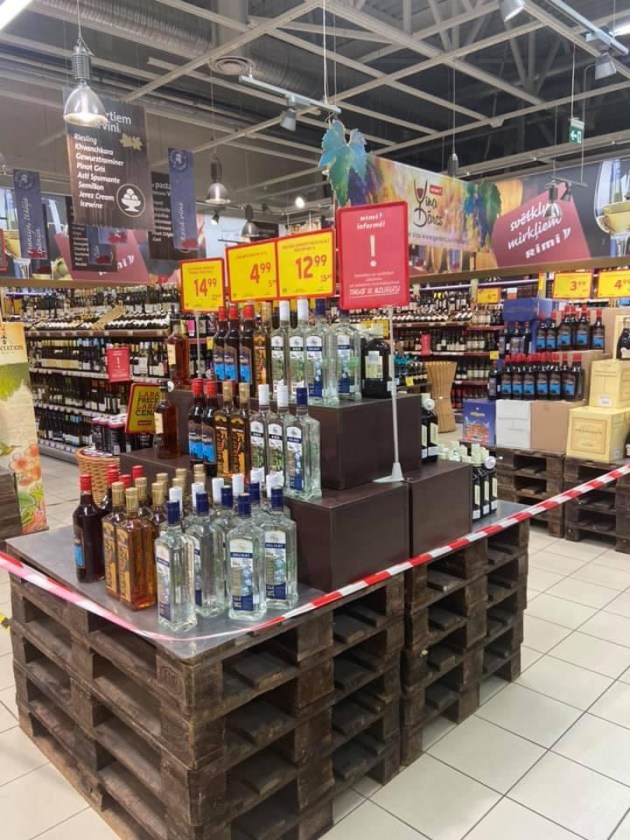 Латвийцы делятся впечатлениями от посещения магазинов в выходной день (ФОТО)